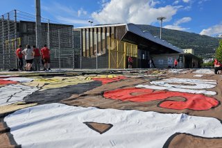 Les derniers préparatifs du voile déployé au Gradin Nord.